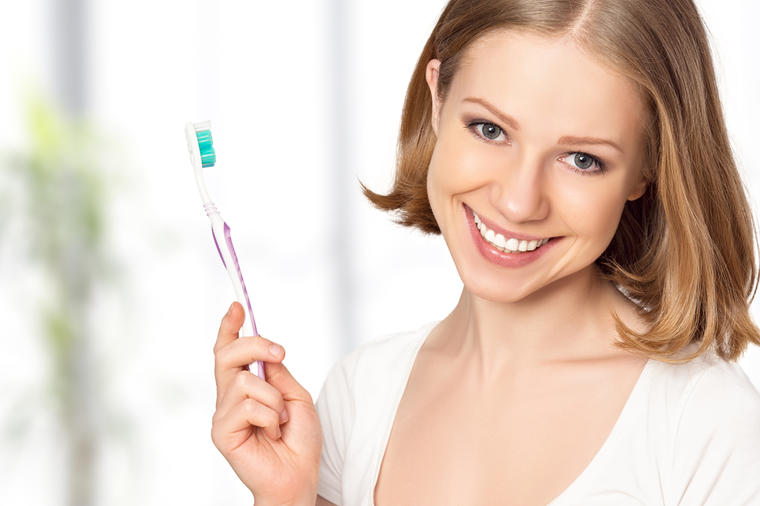 Sjajni trikovi sa četkicom za zube: Rešite se ovih svakodnevnih problema! (VIDEO)