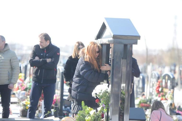 Tuga na grobu Marinka Madžgalja: Majka grlila spomenik na drugu godišnjicu smrti voljenog sina! (VIDEO)
