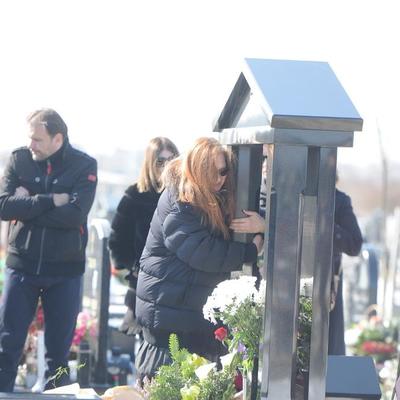 Tuga na grobu Marinka Madžgalja: Majka grlila spomenik na drugu godišnjicu smrti voljenog sina! (VIDEO)