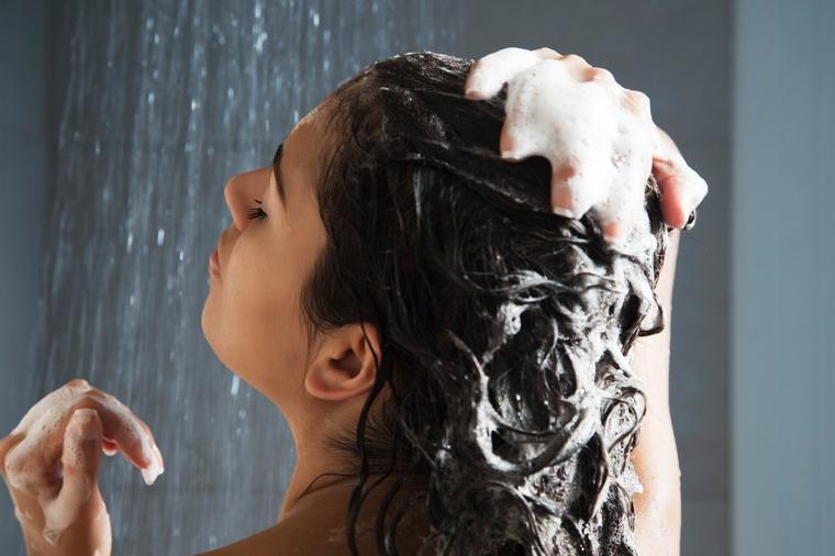 Zaboravite na svakodnevno pranje: Zaboravljena namirnica iz vaše kuhinje rešava problem masne kose zauvek!