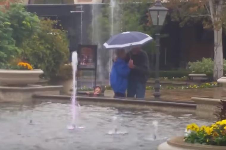 Stariji par šetao po kiši: Začuli muziku, pa zbog onog što su uradili postali hit na internetu! (VIDEO)