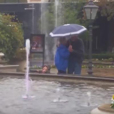 Stariji par šetao po kiši: Začuli muziku, pa zbog onog što su uradili postali hit na internetu! (VIDEO)