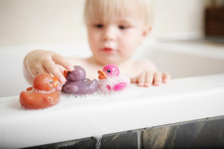 Dete vam se igra gumenim igračkama tokom kupanja: Pravite kardinalnu grešku, tako mu ugrožavate zdravlje! (VIDEO)
