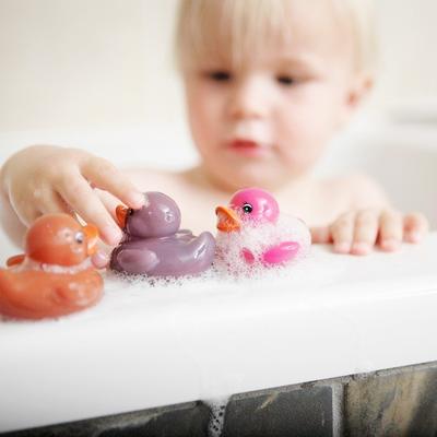 Dete vam se igra gumenim igračkama tokom kupanja: Pravite kardinalnu grešku, tako mu ugrožavate zdravlje! (VIDEO)