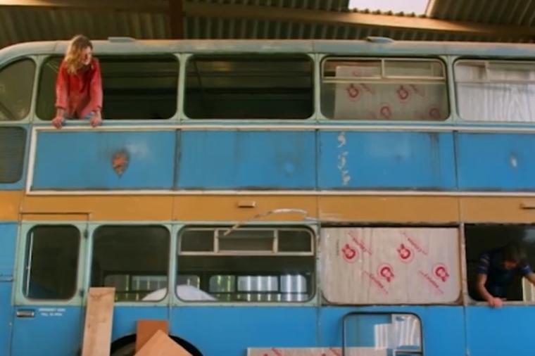 Kupila stari autobus, pa napravila od njega luksuzni dom: Nećete verovati svojim očima! (VIDEO)