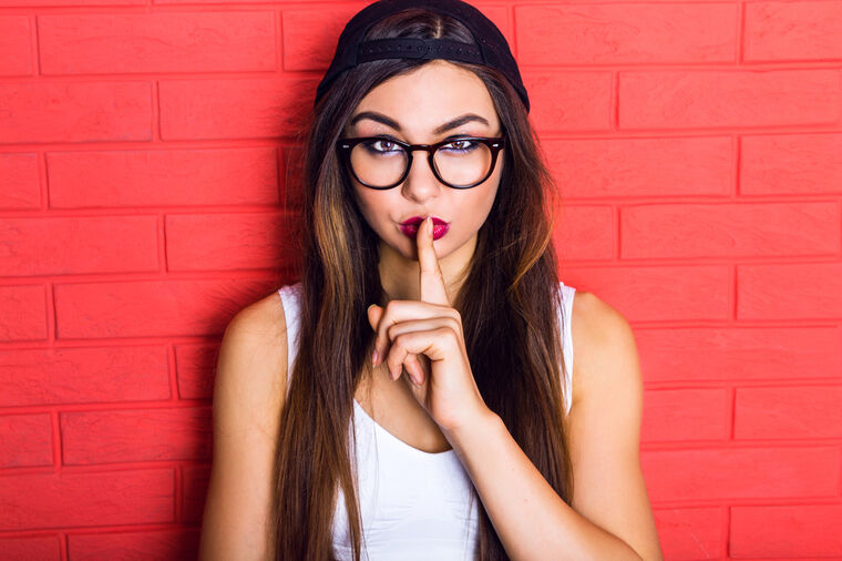 Trikovi šminkera za žene sa naočarima: Korisni saveti za besprekornu šminku!