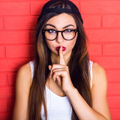 Trikovi šminkera za žene sa naočarima: Korisni saveti za besprekornu šminku!