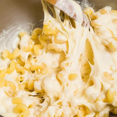 Makarone sa sirom kuvane u mleku: Lepšu i kremastiju pastu teško da ste ikad jeli! (RECEPT)