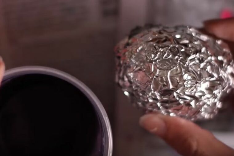 Jaje umotala u aluminijumsku foliju i stavila u boju: Genijalna caka za Vaskrs! (VIDEO)