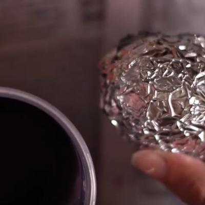 Jaje umotala u aluminijumsku foliju i stavila u boju: Genijalna caka za Vaskrs! (VIDEO)