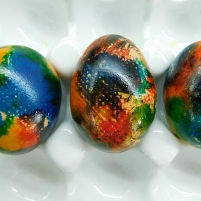 Farbanje jaja salvetama: Prirodno i prelepo, trebaju vam samo dve stvari! (FOTO)
