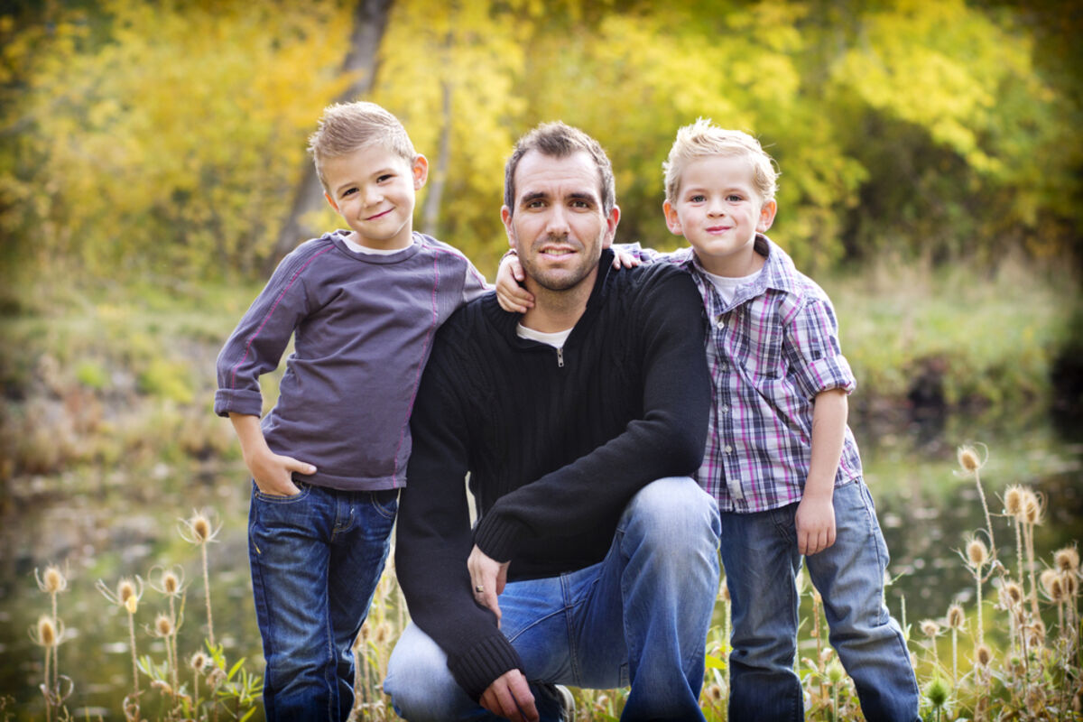С днем отца 2 сыновей. Фотосессия с двумя сыновьями. Папа и два сына. Фотосессия отец и сын. Фотосессия с сыном.