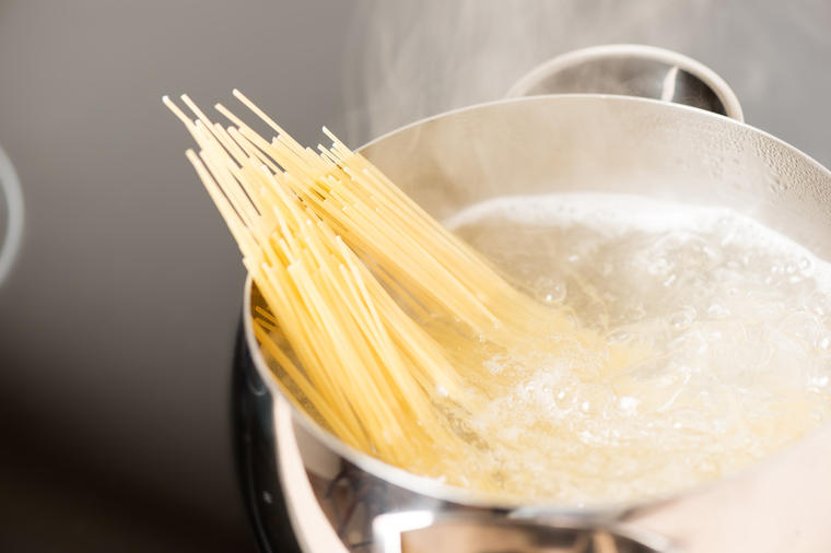 Kuvari otkrili trik: Bacanje vode u kojoj ste kuvali špagete je najveća greška! (VIDEO)