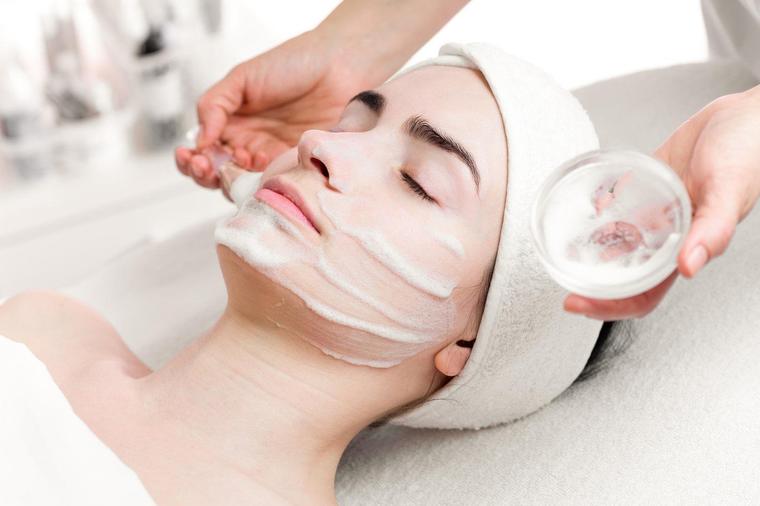 3 domaće maske za negu lica: Preporodite kožu uz pomoć prirodnih namirnica! (RECEPT)
