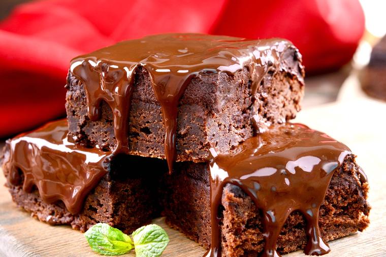 Dvostruko čokoladni kolač: Bez jaja i šećera, ne peče se! (RECEPT)