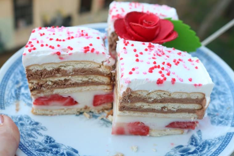 Voćna torta: Kremasti desert sa slatkom pavlakom i keksom! (RECEPT)