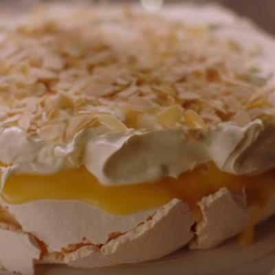 Pavlova torta sa neverovatnim kremom od limuna: Osvežavajuća poslastica kojoj niko ne može da odoli! (RECEPT)