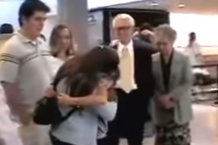 Odlučili da usvoje devojčicu iz inostranstva: Rasplakala se kada je videla ko je čeka na aerodromu! (VIDEO)