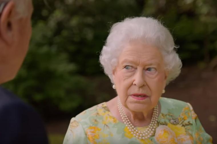 Uzrujana kraljica Elizabeta ovo nije mogla da prećuti: Isprozivala Donalda Trampa i Baraka Obamu! (VIDEO)