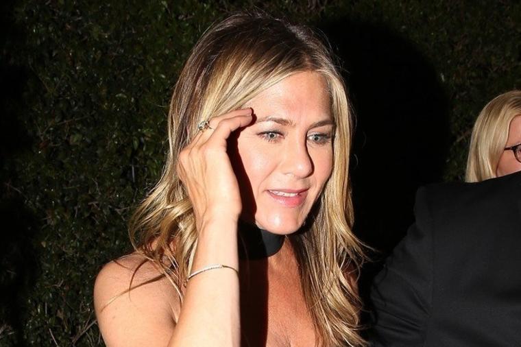 Dženifer Aniston u izazovnom izdanju: Seksi haljinom pokazuje bivšem šta je izgubio! (FOTO)