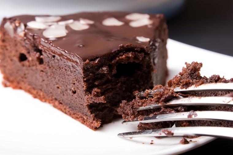 Sočna torta od čokolade i badema: Pravi se lako, teško se zaboravlja! (RECEPT)