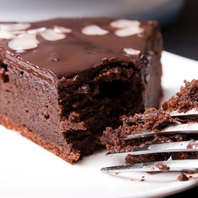 Sočna torta od čokolade i badema: Pravi se lako, teško se zaboravlja! (RECEPT)