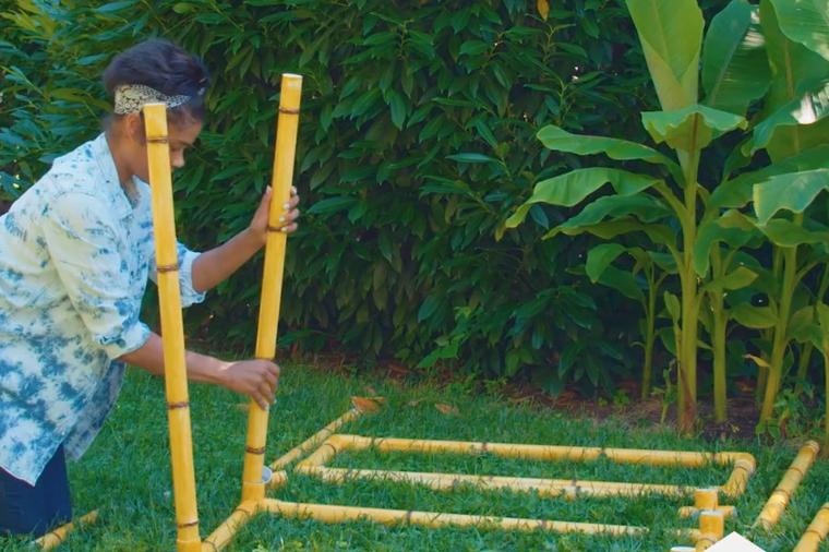 Počela da sastavlja plastične cevi: Napravila tropski raj u svom dvorištu od kojeg zastaje dah! (VIDEO)