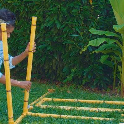 Počela da sastavlja plastične cevi: Napravila tropski raj u svom dvorištu od kojeg zastaje dah! (VIDEO)