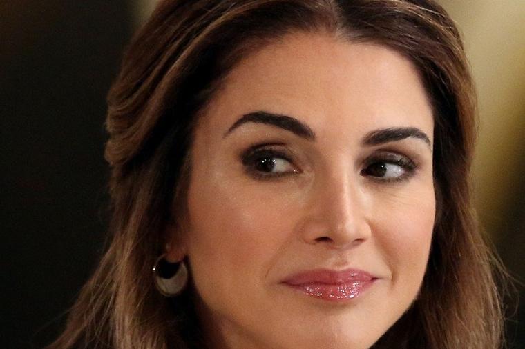 Svileni komplet i cipele od kojih zastaje dah: Kraljica Ranija ponovo potvdila da je neprikosnovena ikona stila! (FOTO)