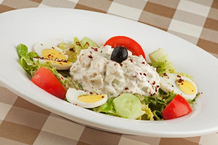 Šarena pileća salata: Lako se sprema, može da bude i obrok! (RECEPT)