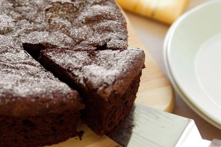Čokoladni kolač od samo 2 sastojka: Najlakši recept na svetu! (VIDEO)