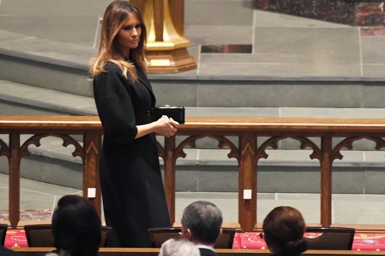 Prva dama nije skidala osmeh s lica: Svi pričaju o Melanijinom prijatnom razgovoru s Obamom! (FOTO)