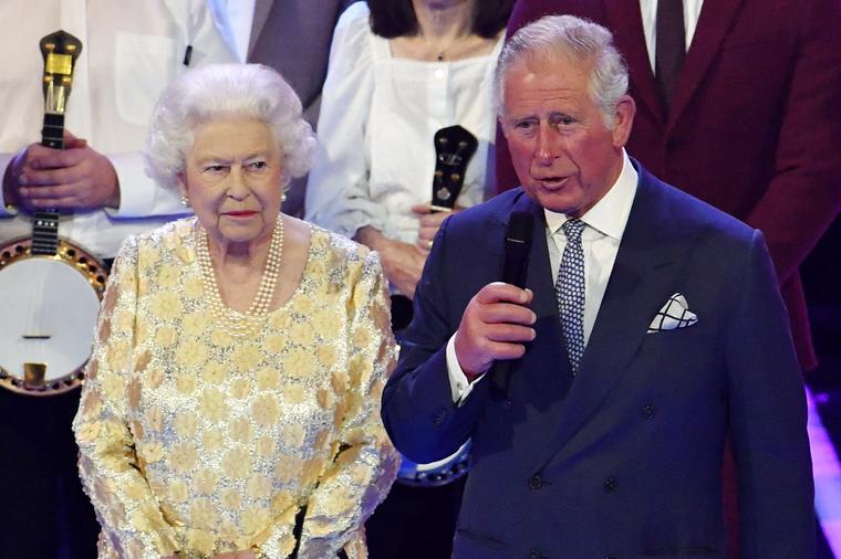 Princ Čarls obrukao Elizabetu: Kraljica pred celim svetom kolutala očima! (VIDEO)