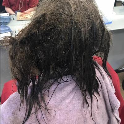 Ovo je kosa tinejdžerke (16) koja pati od depresije: Ono što je frizerka uradila jednom odlukom, nije mogao ni psiholog! (FOTO)