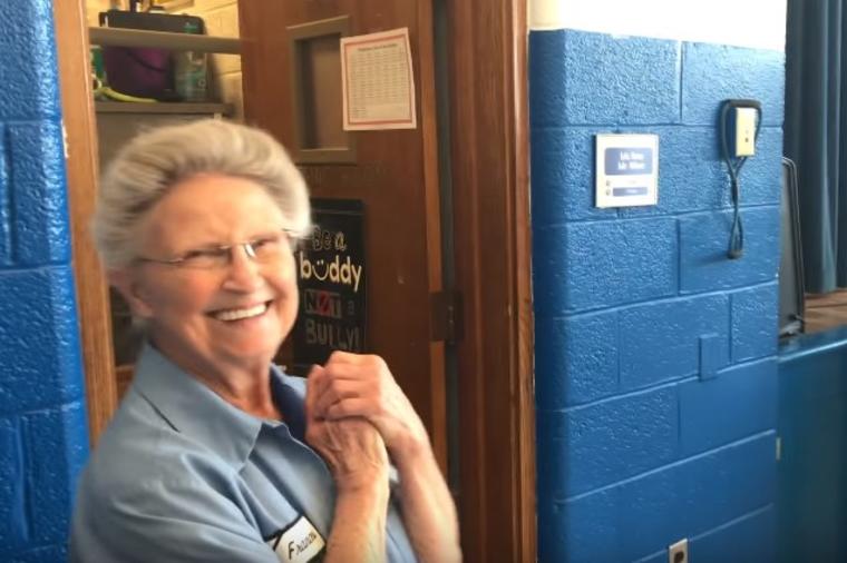 Domarka (77) je oduvek krila jednu tajnu: Đaci i radnici u školi joj priredili šok iznenađenje! (VIDEO)