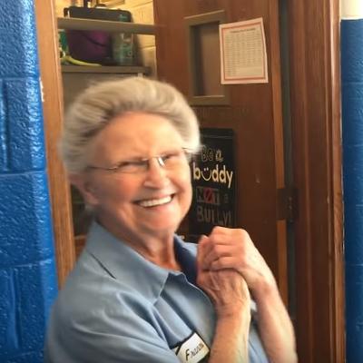 Domarka (77) je oduvek krila jednu tajnu: Đaci i radnici u školi joj priredili šok iznenađenje! (VIDEO)