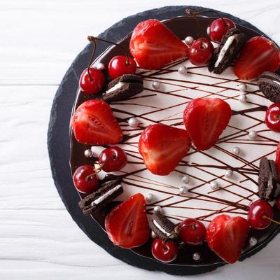 Bogata torta Sultanija: Savršen spoj čokolade i voća! (RECEPT)