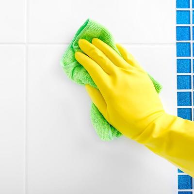 Bez buđi i kamenca, sjajne pločice i čiste fugne: Napravite domaće sredstvo za čišćenje kupatila i bićete oduševljeni! (RECEPT)