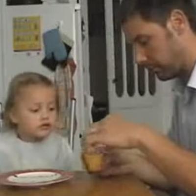 Tata se našalio sa ćerkicom: Dva puta joj ukrao puding, urnebesni snimak postao hit! (VIDEO)