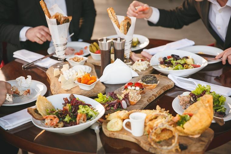 Stručnjak za trovanje hranom upozorava: Ovih 5 jela izbegavajte da jedete u restoranu!