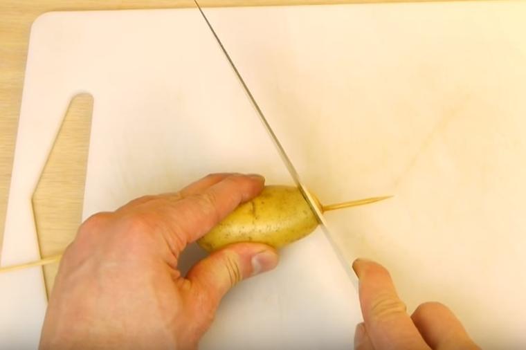 Nabio krompir na štapić, pa počeo da ga seče: Ovako ga do sada sigurno niste spremali! (VIDEO)