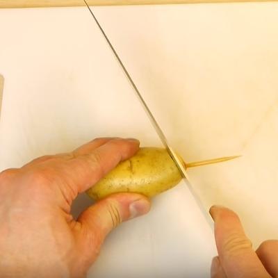 Nabio krompir na štapić, pa počeo da ga seče: Ovako ga do sada sigurno niste spremali! (VIDEO)