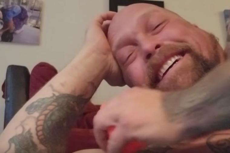 Uzeo omiljenu igračku svom buldogu: Reakcija psa ga je nasmejala do suza! (VIDEO)