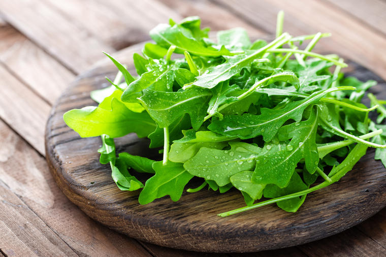 Odlična salata i prirodan lek: Evo zašto treba da jedete rukolu! (RECEPT)