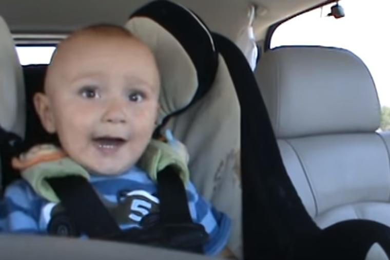 Mama pustila bebi omiljenu pesmu: Sinčić joj priredio šou za pamćenje! (VIDEO)