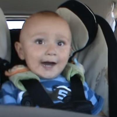 Mama pustila bebi omiljenu pesmu: Sinčić joj priredio šou za pamćenje! (VIDEO)