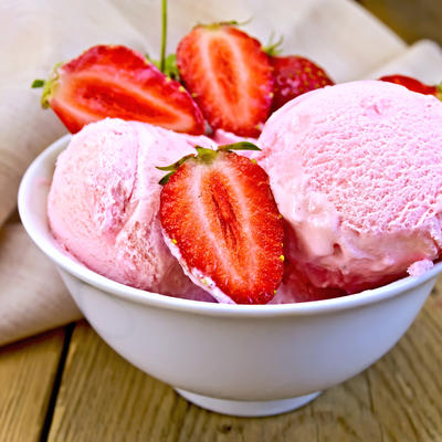 Najlepši domaći sladoled od jagoda: Ukusan desert od omiljenog voća! (RECEPT)