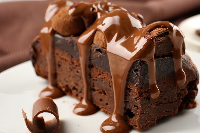 Čokoladni kolač bez brašna i šećera: Pravi se za čas, nema mu ravnog! (RECEPT)