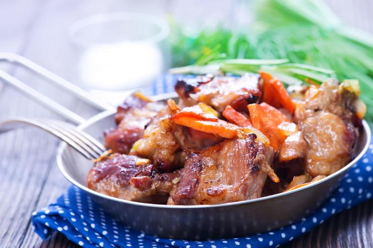 7 grešaka koje svi pravite kada pržite meso: Evo zašto vam ne ispadne hrskavo i ukusno!