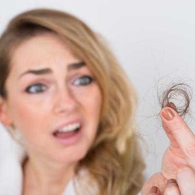 Tinktura protiv opadanja kose: Napravite sami tečnost koja će ojačati dlaku! (RECEPT)
